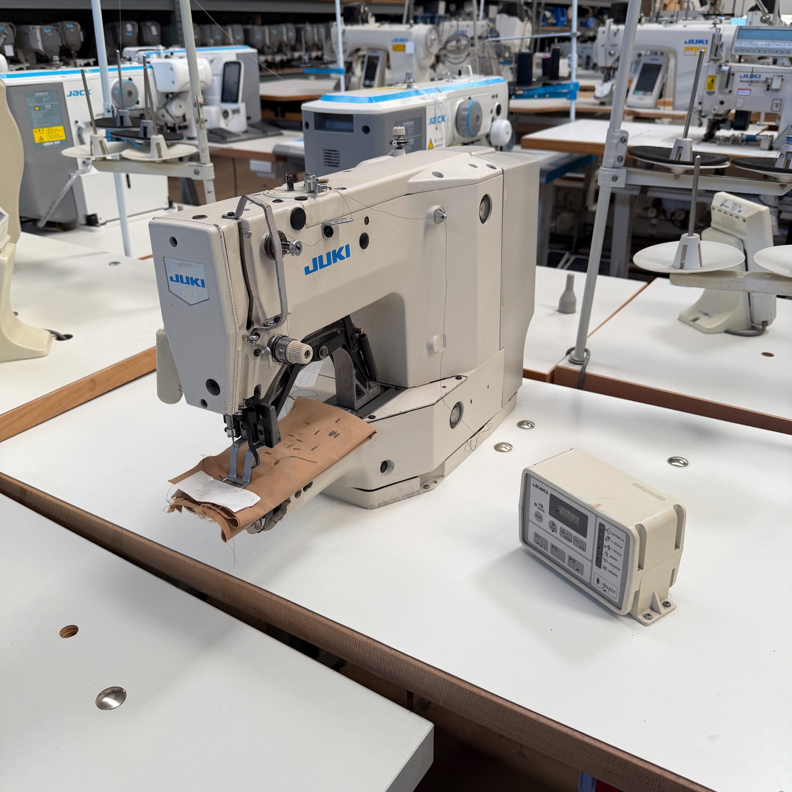 Juki LK1900 - Image 1